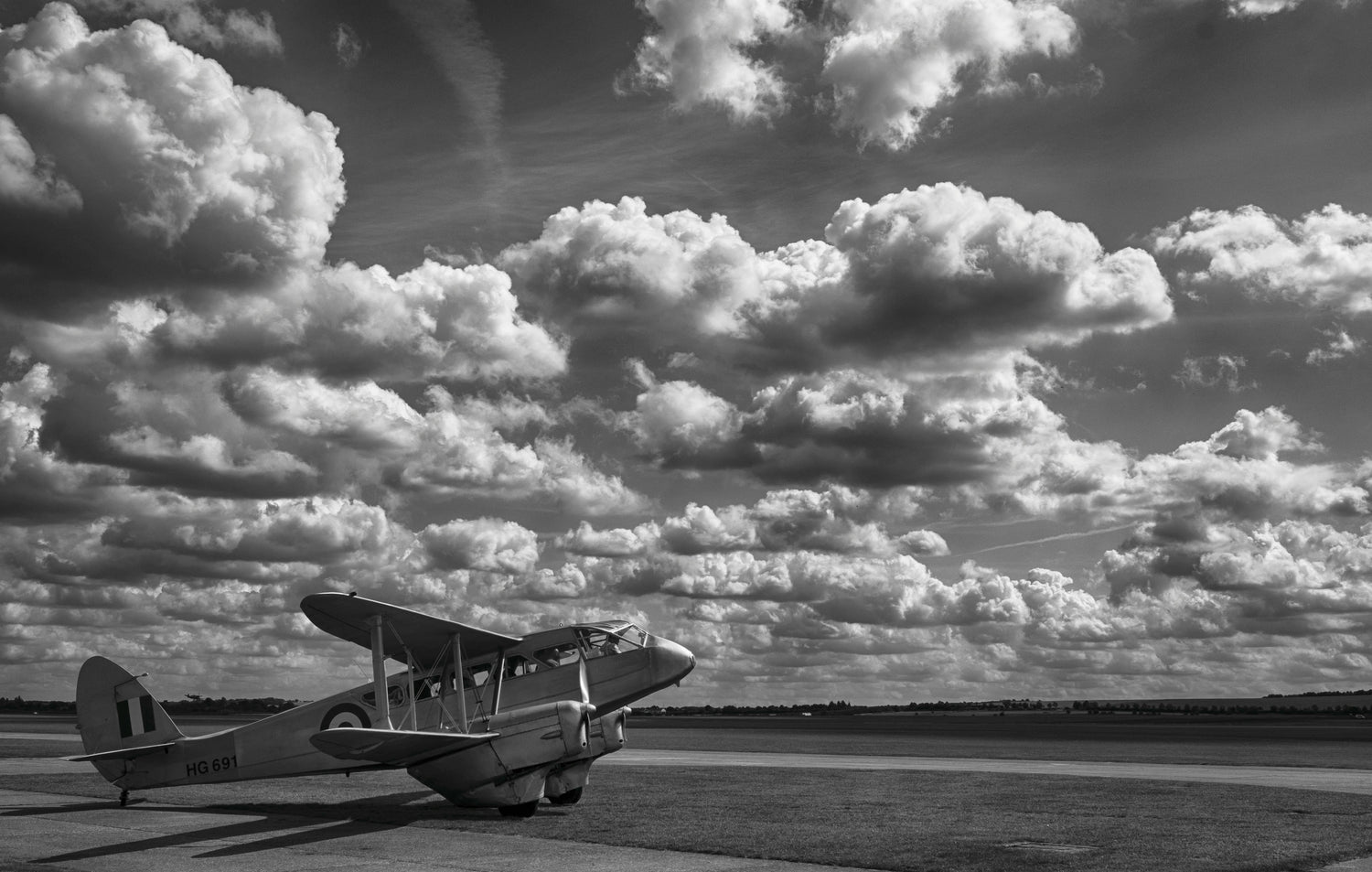 Schwarz-weiss foto eines ehemaligen Rosinenbombers auf einem Militärflugplatz. 