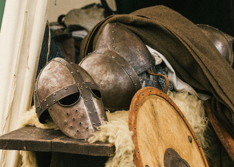 Rüstung und Helme aus dem Mittelalter im Filmpark Babelsberg. 
