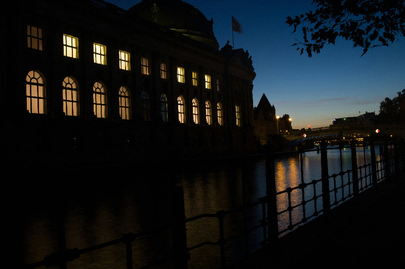 Foto von der Museumsinsel mit anliegendem Monbijou-theater in Berlin. 