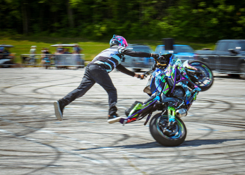 Eine Person auf einem Motorrad während diese Tricks macht. 