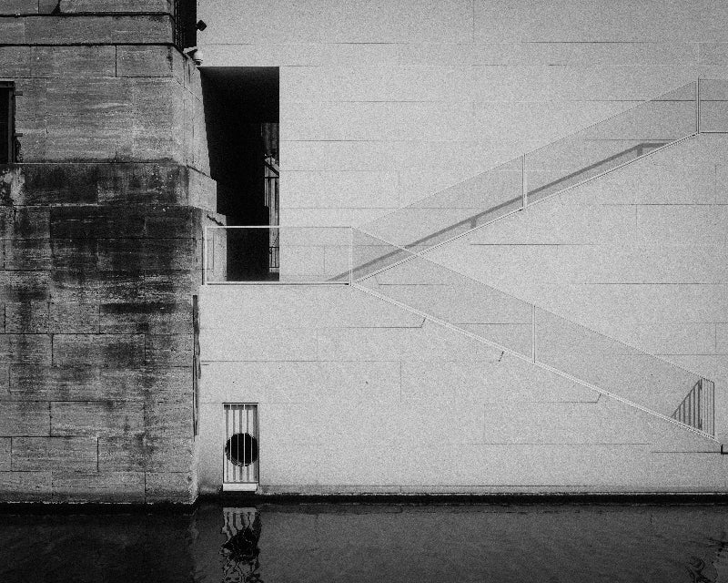 Foto in schwarz weiß von der Museumsinsel und der Spree. 