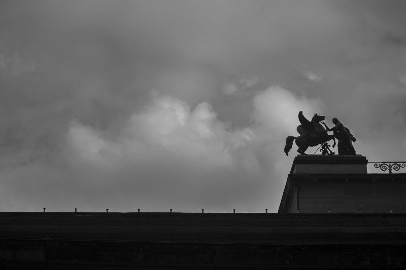 Foto von einem Ausschnitt der Museumsinselunter sehr wolkigem Himmel. 