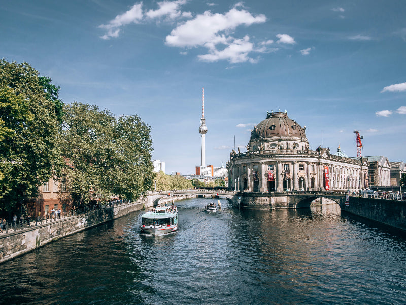 Foto der Museumsinsel mit dem Bodemuseum und Schiffsverkehr auf der Spree. 