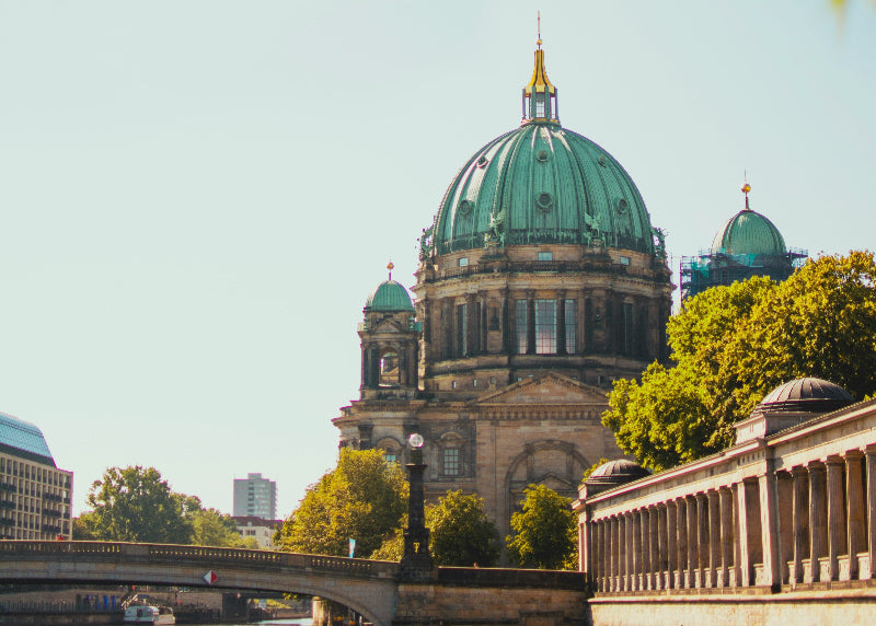 Foto vom Berliner Dom und Museumsinsel mit Spree. 