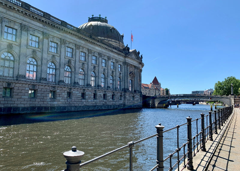 Foto von der anderen Seite der Museumsinsel mit Sicht auf das Bodemuseum in Berlin.