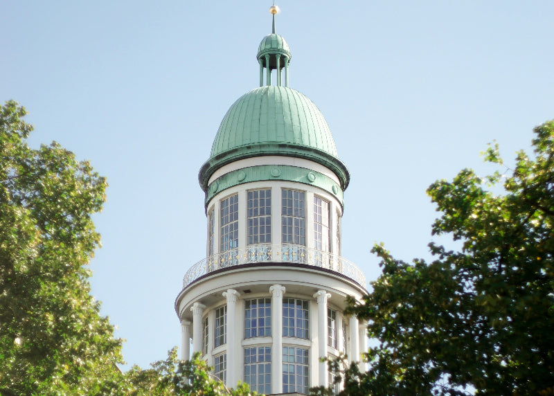 Nahaufnahme von der gläsernen Kuppel in einem der Türm am Frankfurter Tor. 
