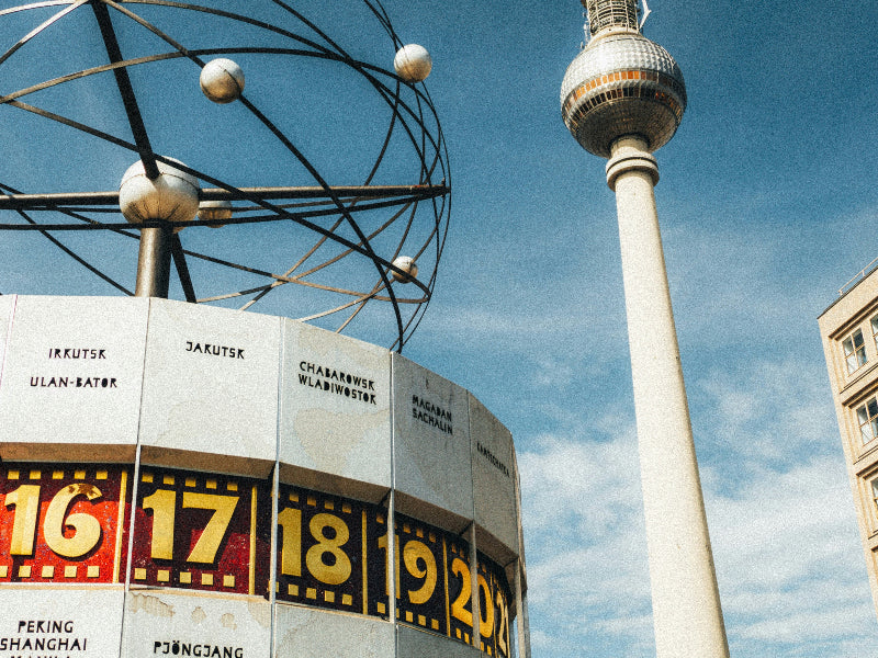 Nahaufnahme von Weltzeituhr und Alexanderplatz. 