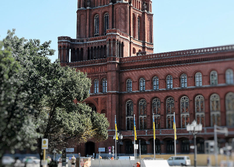 Nahaufnahme vom roten Backstein des roten Rathauses Berlin. 
