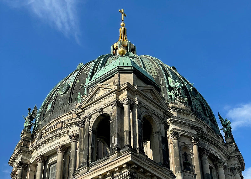 Turm mit grünem Dach und goldenem Kreuz vom Berliner Dom. 