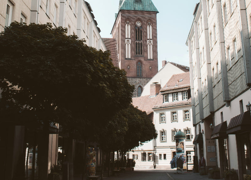 Alte Straße vom Nikolaiviertel in Berlin mit Nikolaikirche im Hintergrund. 