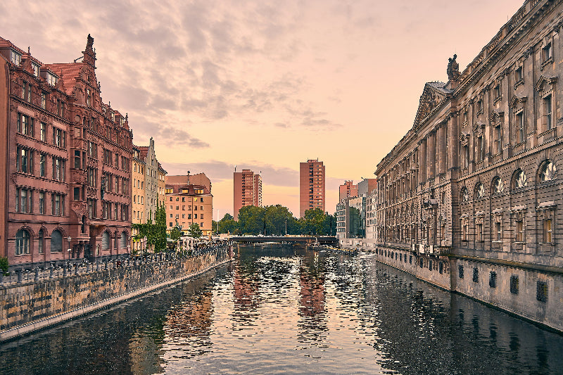 Spree und Haufassaden im Nikolaiviertel Berlin.