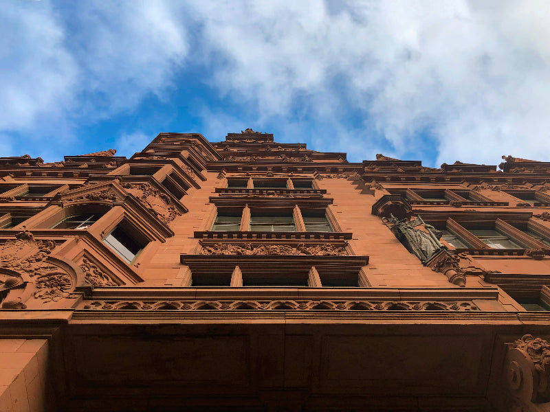 Roten Fassade vom roten Rathaus und blauem Himmel. 