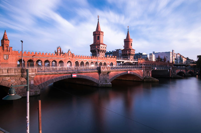 Oberbaumbrücke fotografiert in der Dämmerung vom Wasser aus. 
