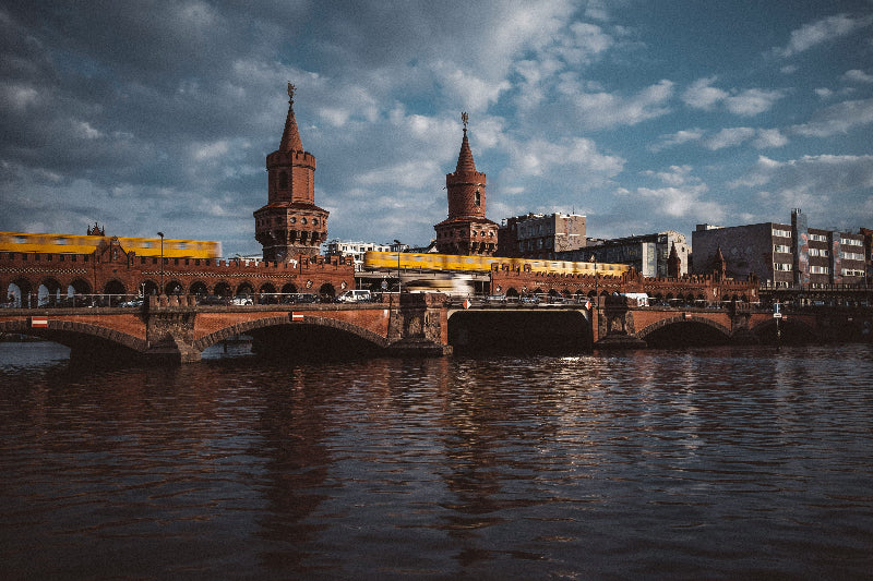 Foto der Berliner U-Bahn auf der berbaumbrücke in Berlin. 