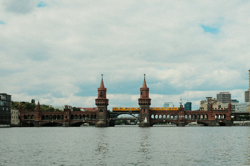 Foto der berühmten Oberbaumbruecke in berlin mit der gelben Berliner UBahn. 