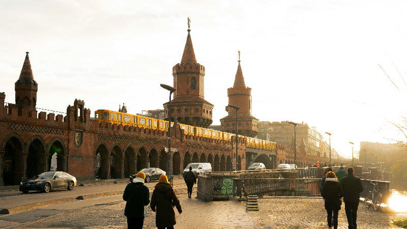 Foto der Berliner Oberbaumbrücke von der Uferseite in Berlin-Friedrichshain. 