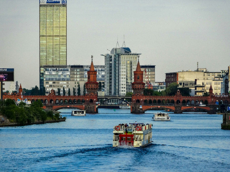 Boote und Kähne auf der Spree vor der Oberbaumbrücke. 