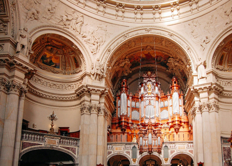 Orgel und Innenbereich vom Berliner Dom. 
