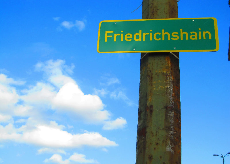 Foto vom Ortseingangsschild " "Friedrichshain" an einer alten Ampel