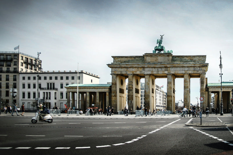 Foto vom Pariser Platz mit dem Brandenburger Tor während viele Besucher das Tor besichtigen. 