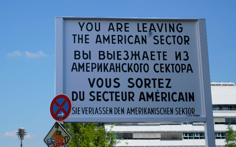 Altes Plakat vom Grenzpunkt Checkpoint Charlie "Sie verlassen den amerikanischen Sektor" 
