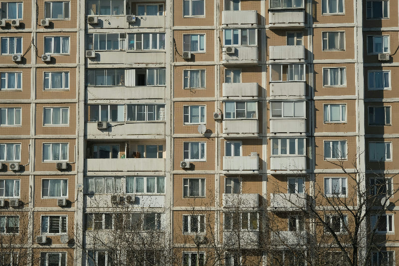 Nahaufnahme der Wohnungen von einem typischen Plattenbau in Berlin