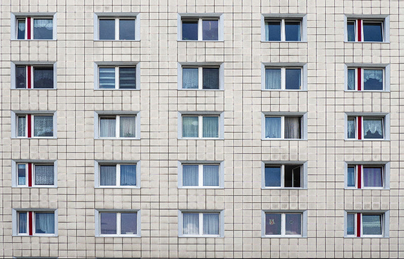 Plattenbau mit Fenstern in Berlin-Mitte.
