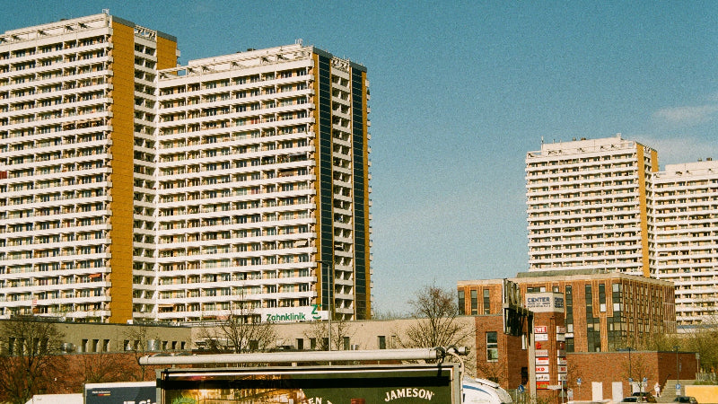 Foto von mehreren Plattenbauten in Berlin-Hellesdorf