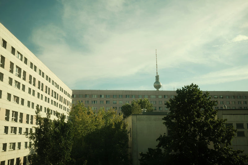 Plattenbau und im Hintergrund der Berliner Fernsehturm. 