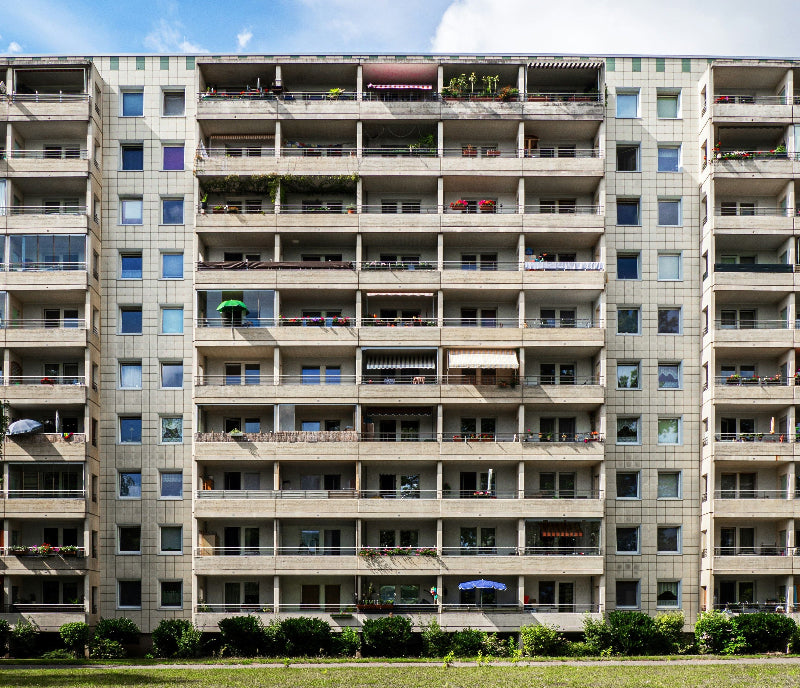Wohnungen in einem typischen Plattenbau. 