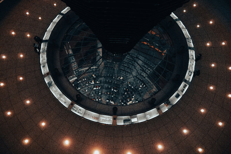 Foto durch die Glaskuppel in den Berliner Plenarsaal. 