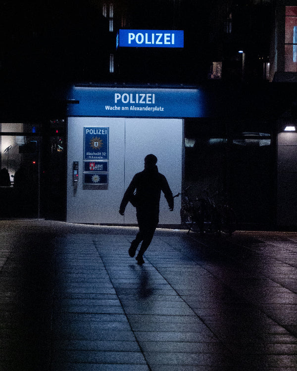 Foto von der Berliner Wache am Alexanderplatz bei Nacht. 