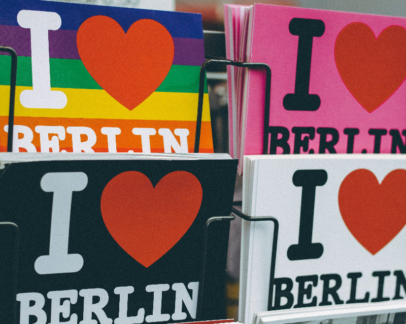 Typische Postkarten an einem Postkartenständer in Berliner Kiosk
