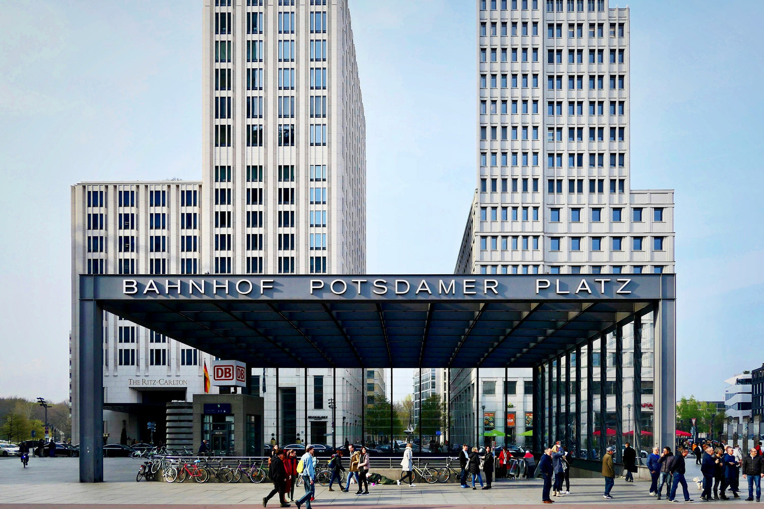 Bahnhof Potsdamer Platz mit dem Hotel Ritz Carlton im Hintergrund. 