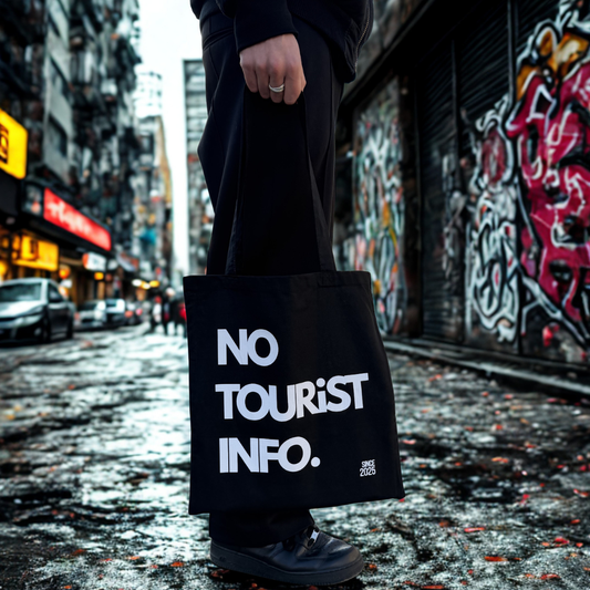produktfoto vom schwarzen Beutel "nNO TOURiST INFO"  in urbaner Straßenszene mit Graffiti in Berlin