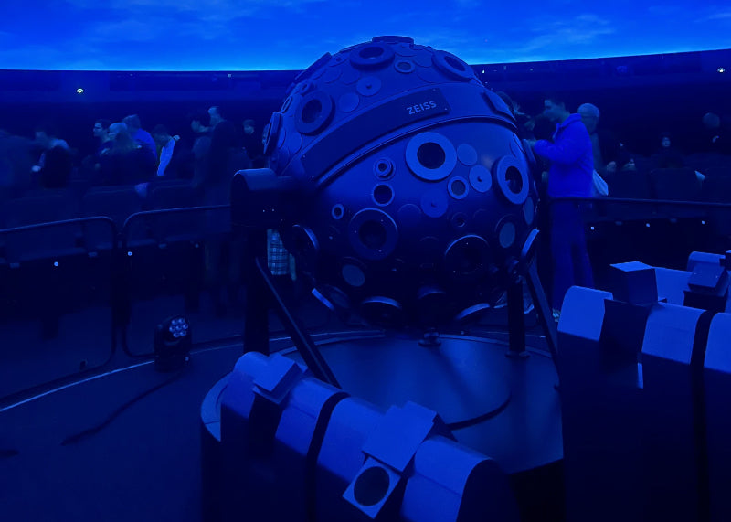 Originaler Carl-Zeiss-Projektor unter der Leinwand im Planetarium Berlin.