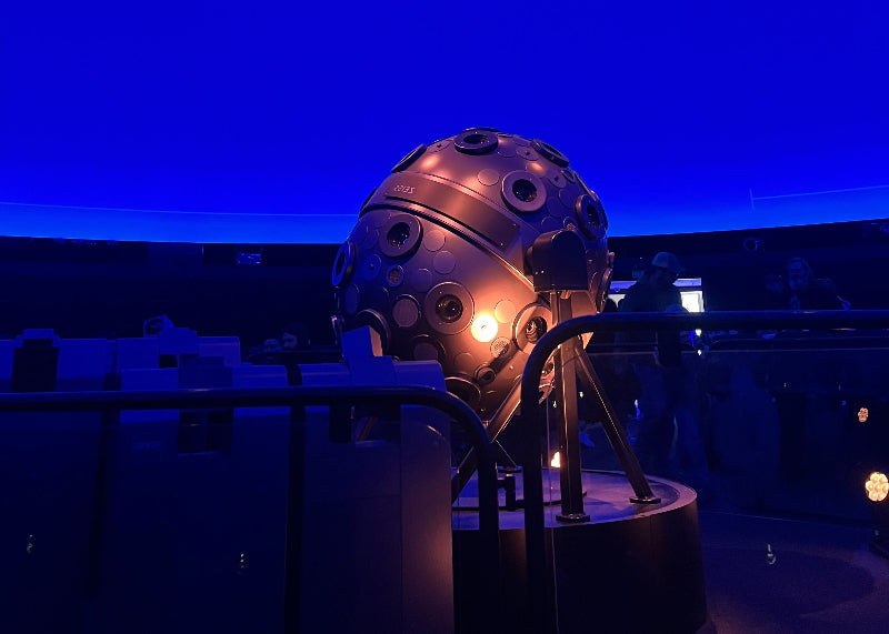 Carl-Zeiss Projektor unter Leinwand im Carl Zeiss Planetarium.