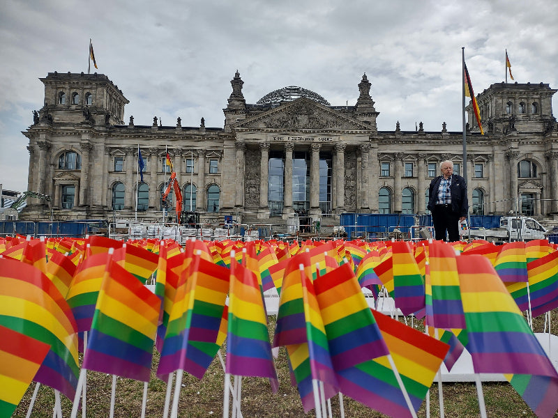 Viele kleine Regenbogenflaggen auf dem Vorplatz vom Reichstagsgebäude in Berlin, Deutschland. 