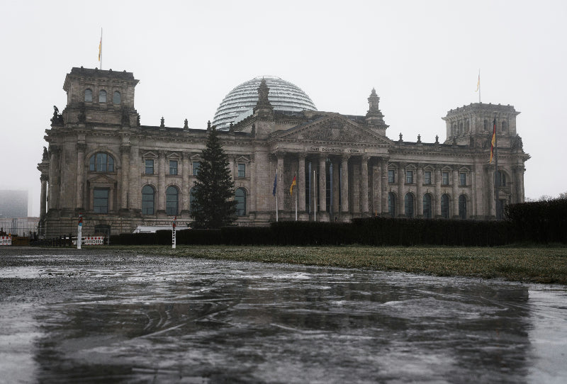 Reichstagsgebäude bei starkem Regen in Berlin. 