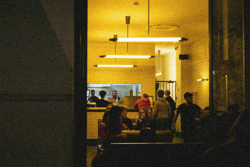 Gelber Innenbereich in einem Berliner Restaurant. 