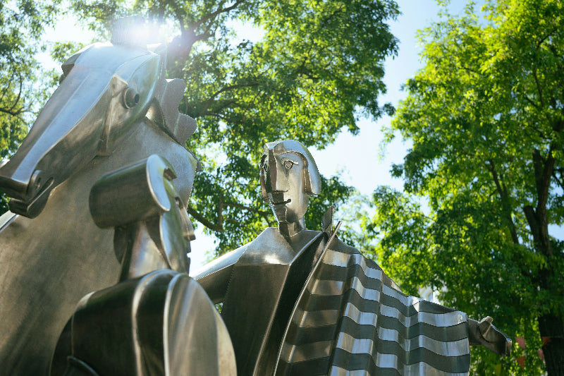 Ritterstatue am Weißensee, Berlin mit Bäumen im Hintergrund. 