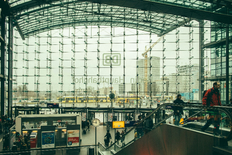 Foto vom Eingang und der Rolltreppe am Berliner Hauptbahnhof. 
