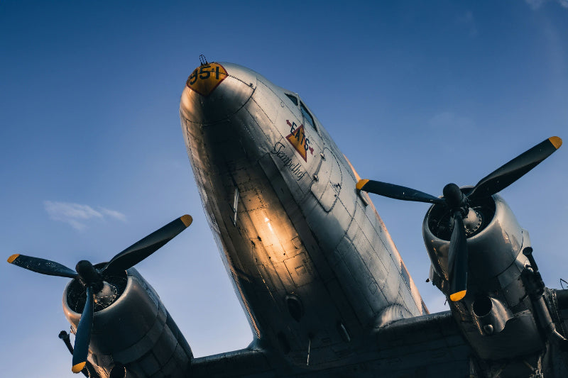 Ein sehr alter Rosinenbomber am Himmel mit der Aufschrift "Tempelhof"