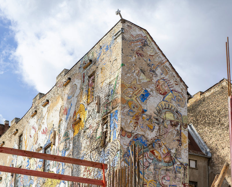 Foto der besprühten Berliner Ruine Tacheles. 