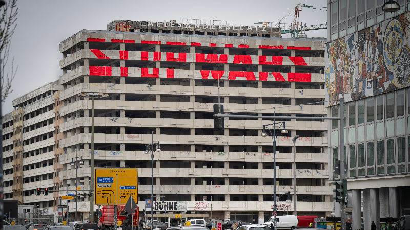 Foto von einem berühmte Schriftzug am Alexanderplatz "Stop Wars" als Zeichen für Wahrnehmung von Graffiti in Berlin und politischer Motivation.