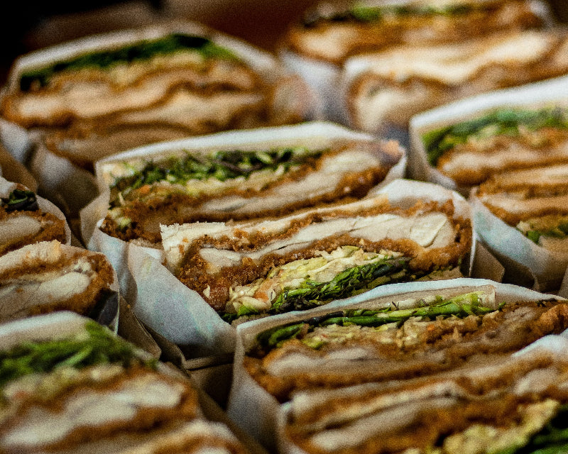 verschieden belegte Sandwiches in einer Auslage. 