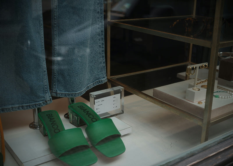 Schaufenster im KaDeWe mit Hose, Schuhe und Preisschildern.