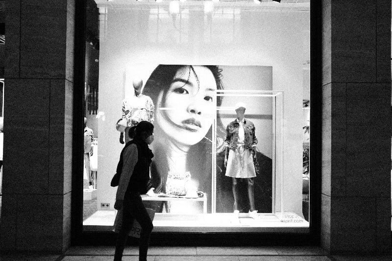 Schaufenster vom Kadewe in Berlin in schwarz weiss.
