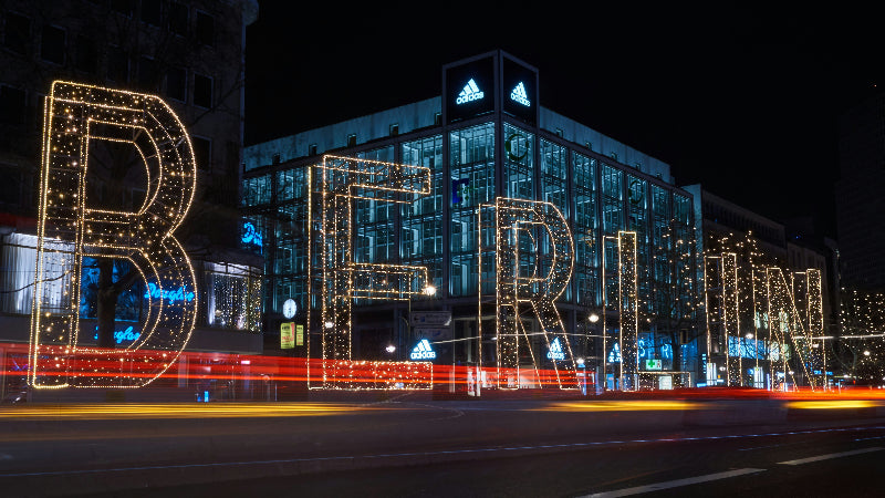 Großes angeleuchtetes Schild am Kurfürstendamm mit der Aufschrift "Berlin"