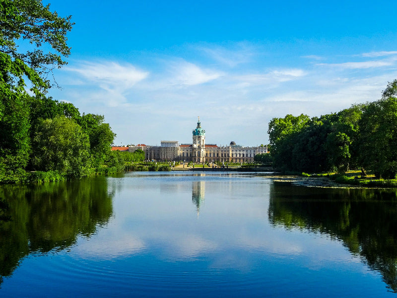Großer See der den Himmel spiegelt vor dem Schloss Charlottenburg.